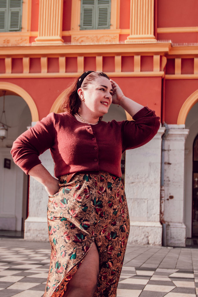 Le glow up, lorsqu’il est présenté comme une obligation constante de transformation, peut devenir profondément toxique, générant culpabilité, comparaison et épuisement. En tant que créatrice de contenus, je me questionne sans cesse sur ce que je montre et comment je le montre, pour ne pas contribuer à cette pression invisible. Mon objectif est d’inspirer, tout en restant fidèle à une approche respectueuse des corps et des rythmes de chacune.