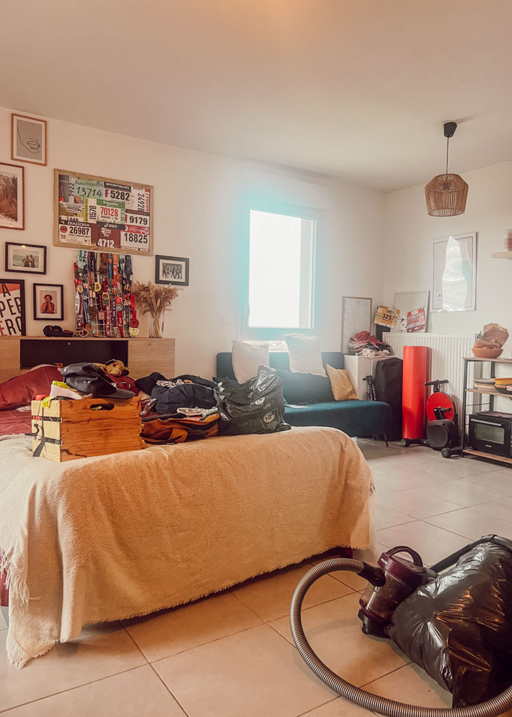 Garder un appartement rangé quand on est bordélique, c’est lutter en permanence contre ses propres automatismes. On sait ce qu’il faudrait faire, mais entre la fatigue, le manque de temps et la charge mentale, le rangement passe souvent en dernier. Et plus le désordre s’installe, plus il devient lourd à rattraper, ce qui renforce encore le découragement.