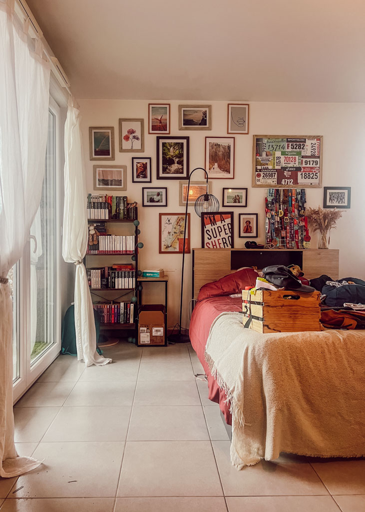 Garder un appartement rangé quand on est bordélique, c’est lutter en permanence contre ses propres automatismes. On sait ce qu’il faudrait faire, mais entre la fatigue, le manque de temps et la charge mentale, le rangement passe souvent en dernier. Et plus le désordre s’installe, plus il devient lourd à rattraper, ce qui renforce encore le découragement.