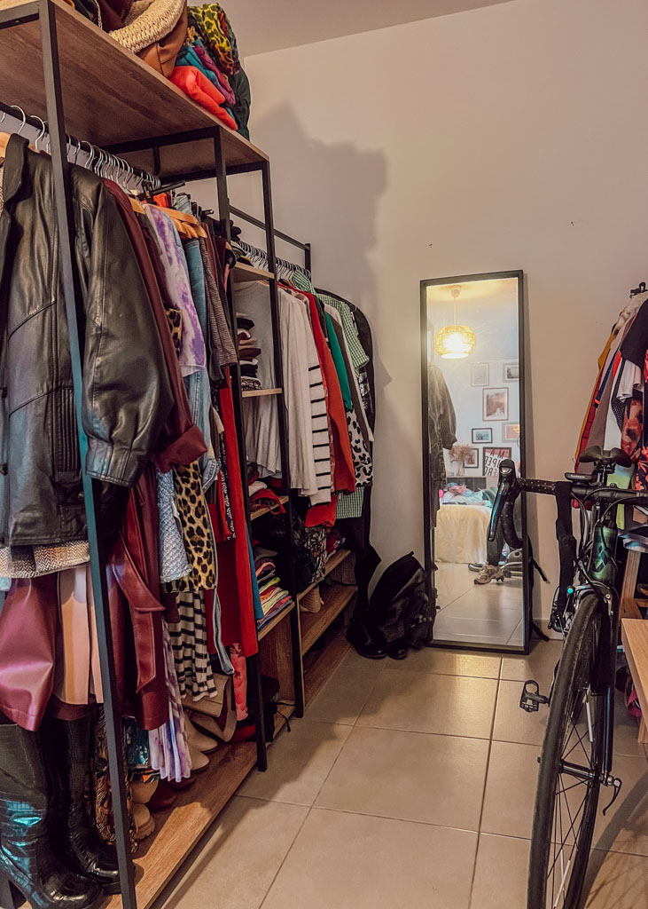 Garder un appartement rangé quand on est bordélique, c’est lutter en permanence contre ses propres automatismes. On sait ce qu’il faudrait faire, mais entre la fatigue, le manque de temps et la charge mentale, le rangement passe souvent en dernier. Et plus le désordre s’installe, plus il devient lourd à rattraper, ce qui renforce encore le découragement.