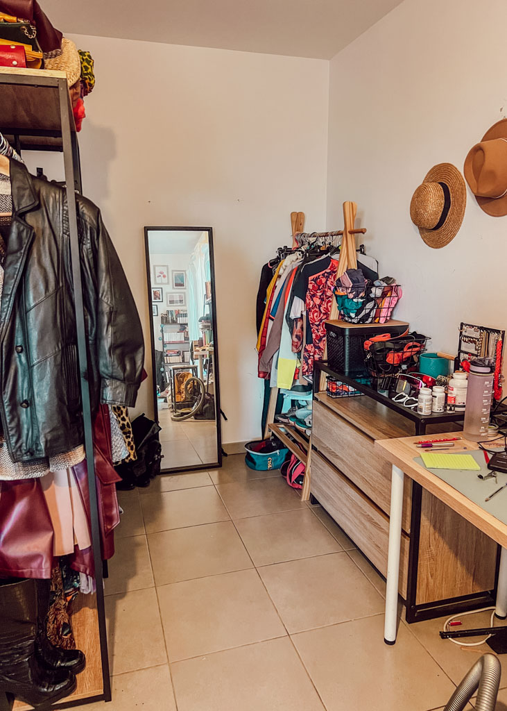 Garder un appartement rangé quand on est bordélique, c’est lutter en permanence contre ses propres automatismes. On sait ce qu’il faudrait faire, mais entre la fatigue, le manque de temps et la charge mentale, le rangement passe souvent en dernier. Et plus le désordre s’installe, plus il devient lourd à rattraper, ce qui renforce encore le découragement.