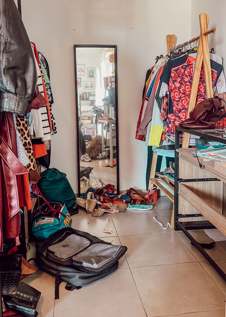 Garder un appartement rangé quand on est bordélique, c’est lutter en permanence contre ses propres automatismes. On sait ce qu’il faudrait faire, mais entre la fatigue, le manque de temps et la charge mentale, le rangement passe souvent en dernier. Et plus le désordre s’installe, plus il devient lourd à rattraper, ce qui renforce encore le découragement.