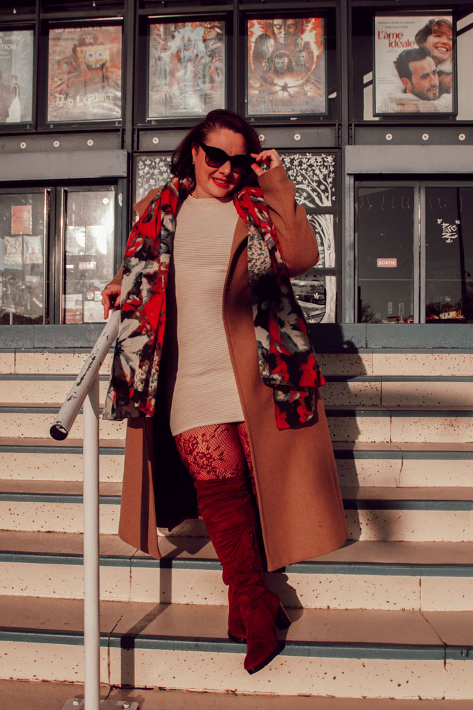 En hiver, la couleur prend une dimension particulière : elle vient casser la grisaille extérieure et apporter un peu de lumière là où tout semble plus lourd et plus terne. Même discrète, elle peut transformer une tenue et changer la façon dont on se perçoit, en redonnant de la douceur et de l’élan dans une saison souvent exigeante. Oser la couleur en hiver, ce n’est pas chercher à attirer l’attention, mais se faire du bien, simplement.