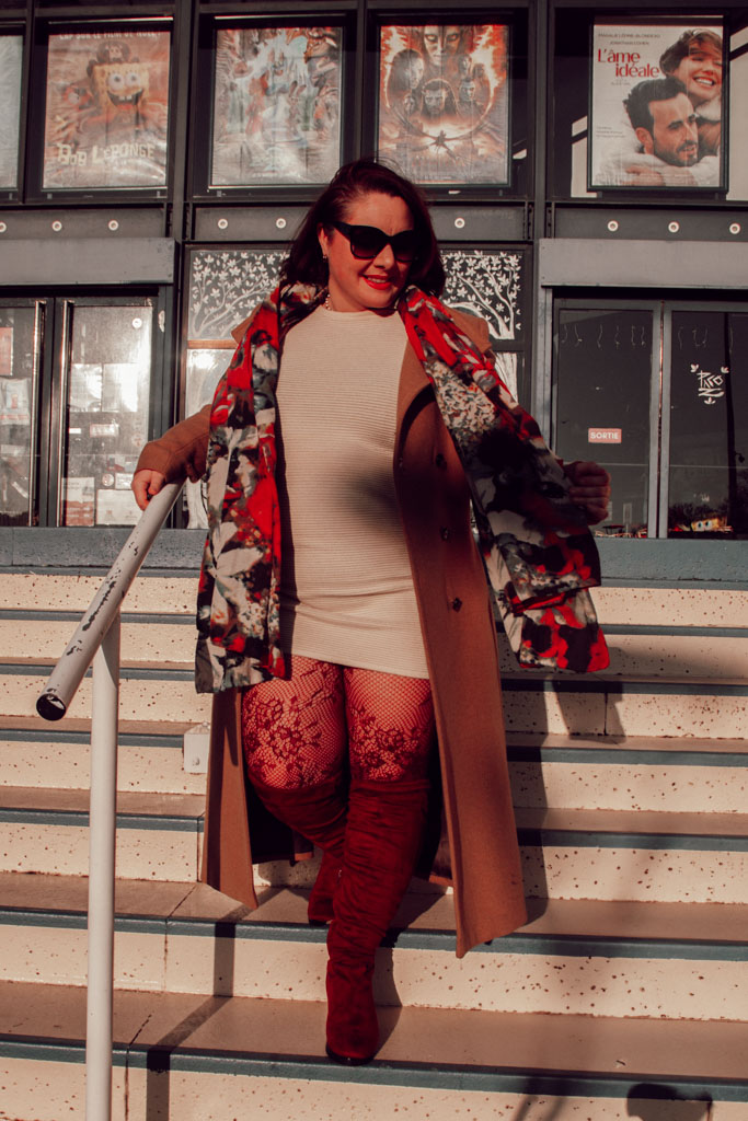 En hiver, la couleur prend une dimension particulière : elle vient casser la grisaille extérieure et apporter un peu de lumière là où tout semble plus lourd et plus terne. Même discrète, elle peut transformer une tenue et changer la façon dont on se perçoit, en redonnant de la douceur et de l’élan dans une saison souvent exigeante. Oser la couleur en hiver, ce n’est pas chercher à attirer l’attention, mais se faire du bien, simplement.