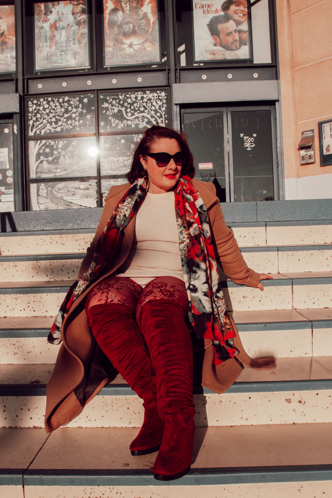 En hiver, la couleur prend une dimension particulière : elle vient casser la grisaille extérieure et apporter un peu de lumière là où tout semble plus lourd et plus terne. Même discrète, elle peut transformer une tenue et changer la façon dont on se perçoit, en redonnant de la douceur et de l’élan dans une saison souvent exigeante. Oser la couleur en hiver, ce n’est pas chercher à attirer l’attention, mais se faire du bien, simplement.