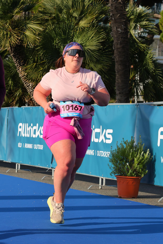 Je suis arrivée sur la Prom’Classic avec l’envie de faire de mon mieux, pas de jouer les chronos élites. Après 54 minutes d’attente dans le sas et quelques kilomètres à me demander pourquoi j’étais là, j’ai compris que cette course ne se vivait pas de la même façon quand on court “derrière”. Ce 10 km sur la Promenade des Anglais m’a laissé bien plus de questions que de réponses — et surtout l’impression d’avoir assisté à une fête dont je n’étais pas vraiment l’invitée.