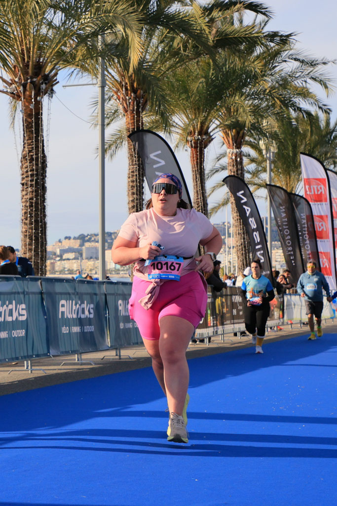 Je suis arrivée sur la Prom’Classic avec l’envie de faire de mon mieux, pas de jouer les chronos élites. Après 54 minutes d’attente dans le sas et quelques kilomètres à me demander pourquoi j’étais là, j’ai compris que cette course ne se vivait pas de la même façon quand on court “derrière”. Ce 10 km sur la Promenade des Anglais m’a laissé bien plus de questions que de réponses — et surtout l’impression d’avoir assisté à une fête dont je n’étais pas vraiment l’invitée.