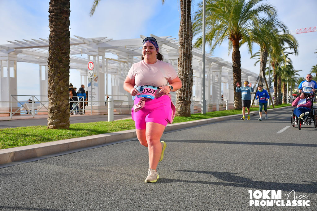 Je suis arrivée sur la Prom’Classic avec l’envie de faire de mon mieux, pas de jouer les chronos élites. Après 54 minutes d’attente dans le sas et quelques kilomètres à me demander pourquoi j’étais là, j’ai compris que cette course ne se vivait pas de la même façon quand on court “derrière”. Ce 10 km sur la Promenade des Anglais m’a laissé bien plus de questions que de réponses — et surtout l’impression d’avoir assisté à une fête dont je n’étais pas vraiment l’invitée.