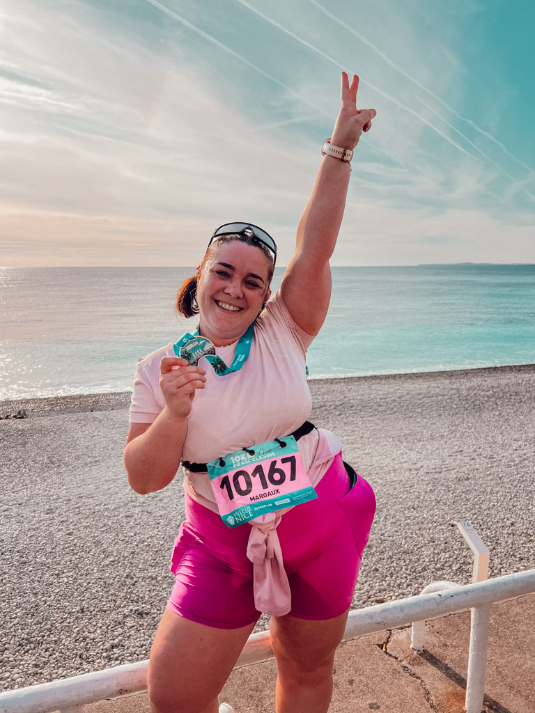 Je suis arrivée sur la Prom’Classic avec l’envie de faire de mon mieux, pas de jouer les chronos élites. Après 54 minutes d’attente dans le sas et quelques kilomètres à me demander pourquoi j’étais là, j’ai compris que cette course ne se vivait pas de la même façon quand on court “derrière”. Ce 10 km sur la Promenade des Anglais m’a laissé bien plus de questions que de réponses — et surtout l’impression d’avoir assisté à une fête dont je n’étais pas vraiment l’invitée.