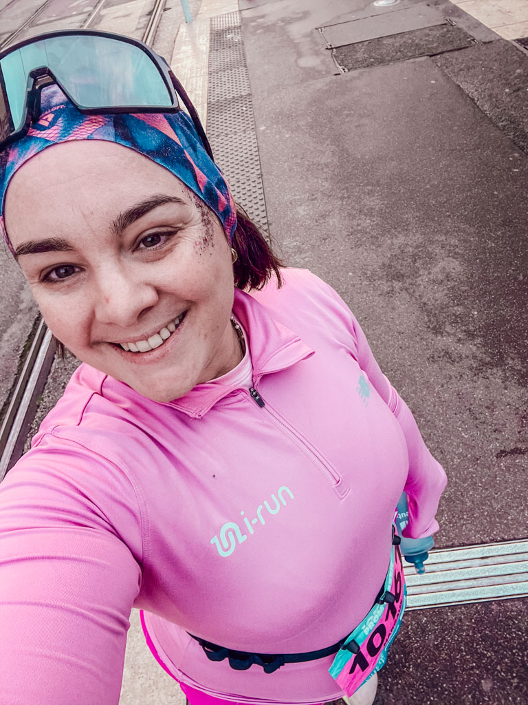 Je suis arrivée sur la Prom’Classic avec l’envie de faire de mon mieux, pas de jouer les chronos élites. Après 54 minutes d’attente dans le sas et quelques kilomètres à me demander pourquoi j’étais là, j’ai compris que cette course ne se vivait pas de la même façon quand on court “derrière”. Ce 10 km sur la Promenade des Anglais m’a laissé bien plus de questions que de réponses — et surtout l’impression d’avoir assisté à une fête dont je n’étais pas vraiment l’invitée.