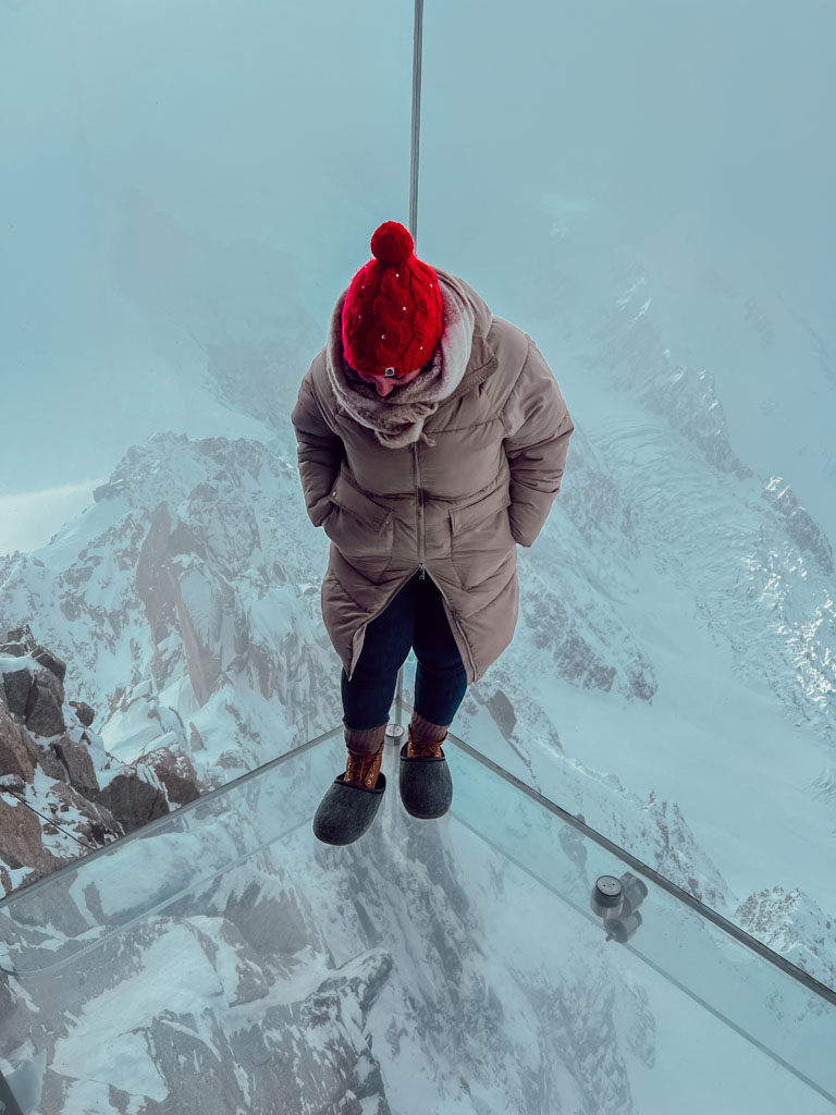 Découvrir Chamonix en hiver sans pratiquer le ski permet de profiter pleinement de la vallée autrement. Sites emblématiques accessibles, balades à pied ou en raquettes, thermes, centre-ville animé et panoramas spectaculaires offrent de nombreuses alternatives aux sports de glisse. Une destination idéale pour un séjour hivernal équilibré, entre découvertes, activités douces et moments de détente.