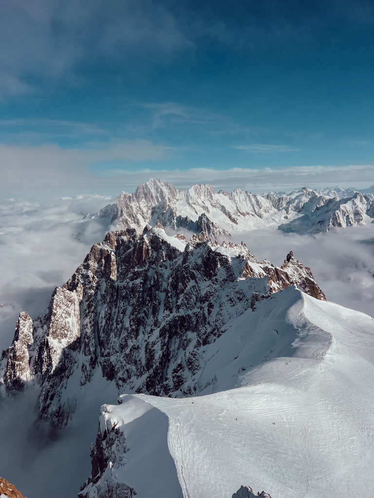 Découvrir Chamonix en hiver sans pratiquer le ski permet de profiter pleinement de la vallée autrement. Sites emblématiques accessibles, balades à pied ou en raquettes, thermes, centre-ville animé et panoramas spectaculaires offrent de nombreuses alternatives aux sports de glisse. Une destination idéale pour un séjour hivernal équilibré, entre découvertes, activités douces et moments de détente.