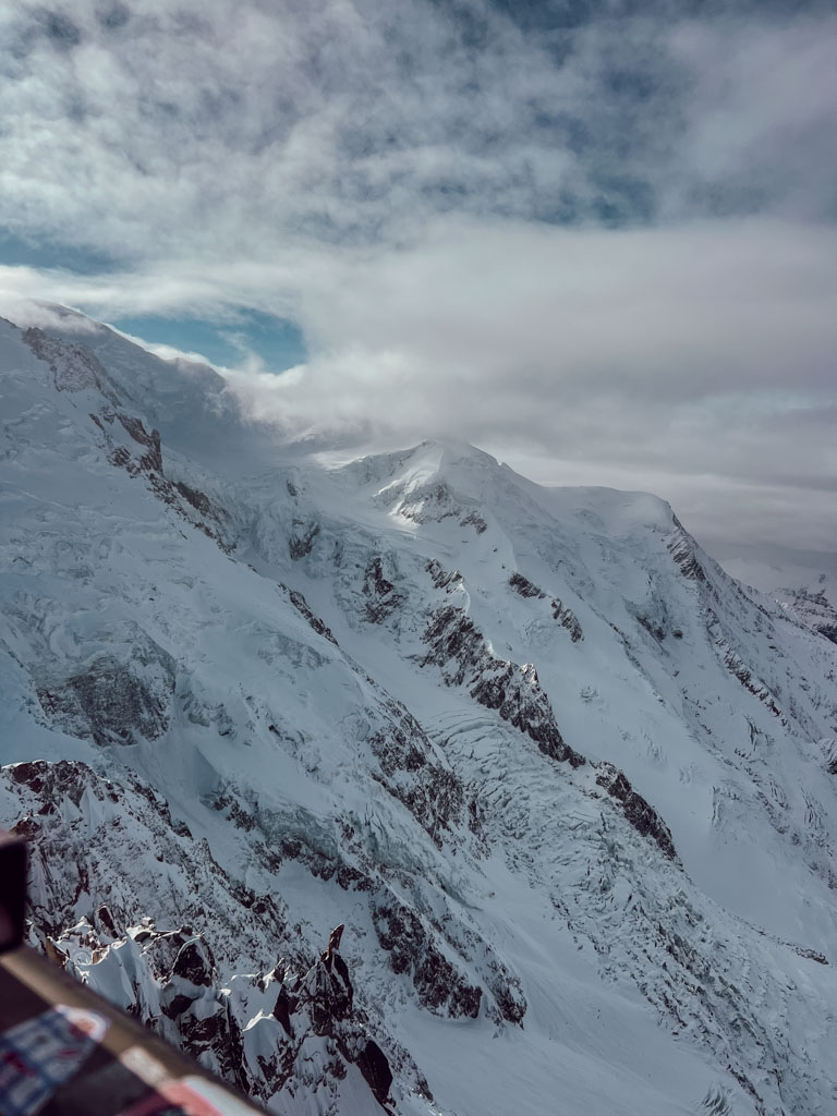 Découvrir Chamonix en hiver sans pratiquer le ski permet de profiter pleinement de la vallée autrement. Sites emblématiques accessibles, balades à pied ou en raquettes, thermes, centre-ville animé et panoramas spectaculaires offrent de nombreuses alternatives aux sports de glisse. Une destination idéale pour un séjour hivernal équilibré, entre découvertes, activités douces et moments de détente.