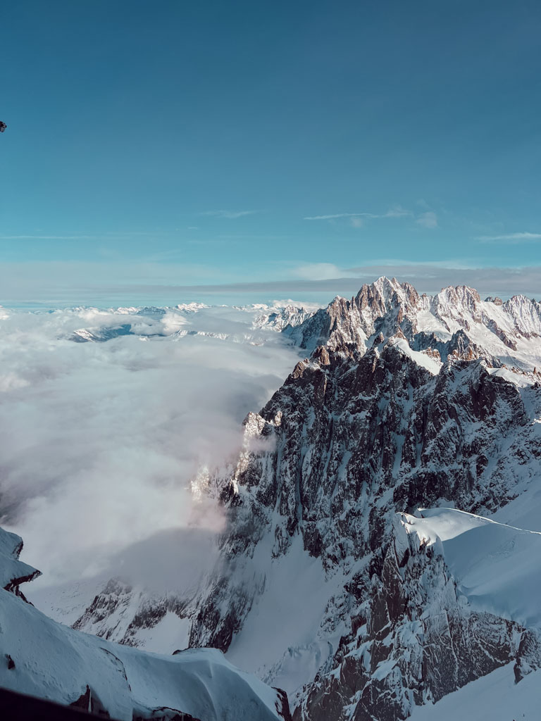Découvrir Chamonix en hiver sans pratiquer le ski permet de profiter pleinement de la vallée autrement. Sites emblématiques accessibles, balades à pied ou en raquettes, thermes, centre-ville animé et panoramas spectaculaires offrent de nombreuses alternatives aux sports de glisse. Une destination idéale pour un séjour hivernal équilibré, entre découvertes, activités douces et moments de détente.
