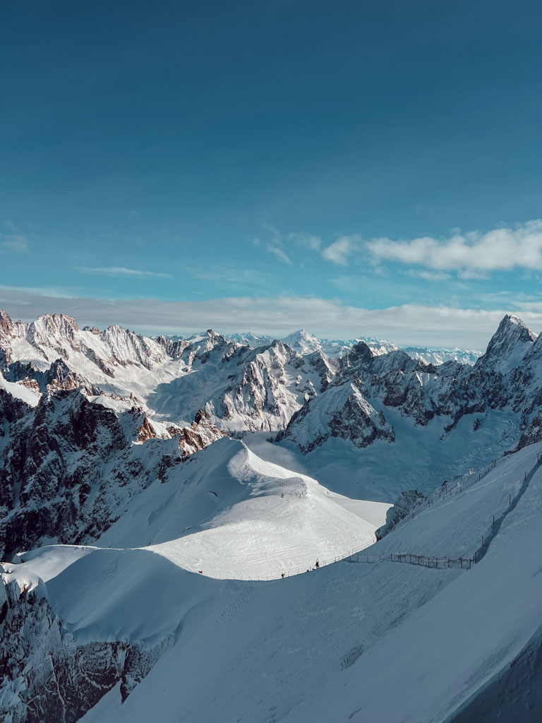 Découvrir Chamonix en hiver sans pratiquer le ski permet de profiter pleinement de la vallée autrement. Sites emblématiques accessibles, balades à pied ou en raquettes, thermes, centre-ville animé et panoramas spectaculaires offrent de nombreuses alternatives aux sports de glisse. Une destination idéale pour un séjour hivernal équilibré, entre découvertes, activités douces et moments de détente.