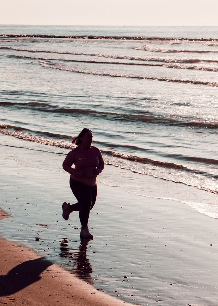 Tenir ses résolutions sportives ne dépend ni d’une motivation sans faille ni d’une discipline extrême, mais de choix simples et répétés dans le temps. En privilégiant des objectifs réalistes, une routine adaptée à ton quotidien et une approche progressive, le sport devient une habitude plutôt qu’une contrainte. Ce sont la constance, la bienveillance envers toi-même et l’adaptation qui transforment une bonne résolution en véritable mode de vie durable.