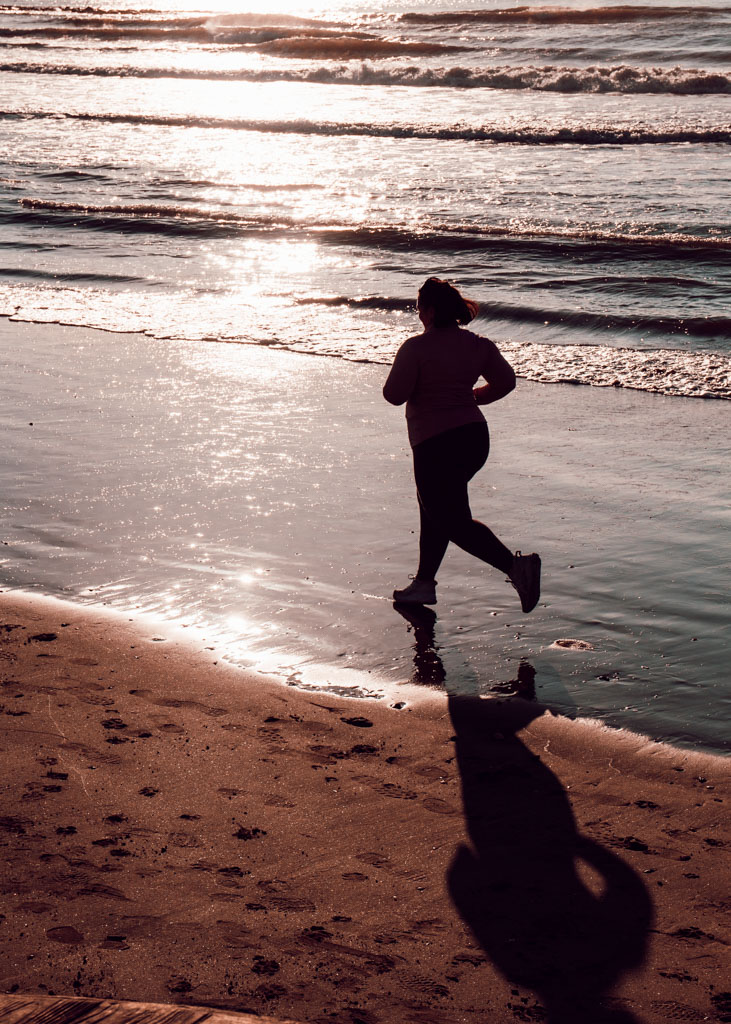 Tenir ses résolutions sportives ne dépend ni d’une motivation sans faille ni d’une discipline extrême, mais de choix simples et répétés dans le temps. En privilégiant des objectifs réalistes, une routine adaptée à ton quotidien et une approche progressive, le sport devient une habitude plutôt qu’une contrainte. Ce sont la constance, la bienveillance envers toi-même et l’adaptation qui transforment une bonne résolution en véritable mode de vie durable.