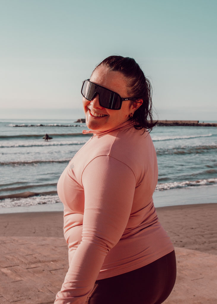 Tenir ses résolutions sportives ne dépend ni d’une motivation sans faille ni d’une discipline extrême, mais de choix simples et répétés dans le temps. En privilégiant des objectifs réalistes, une routine adaptée à ton quotidien et une approche progressive, le sport devient une habitude plutôt qu’une contrainte. Ce sont la constance, la bienveillance envers toi-même et l’adaptation qui transforment une bonne résolution en véritable mode de vie durable.