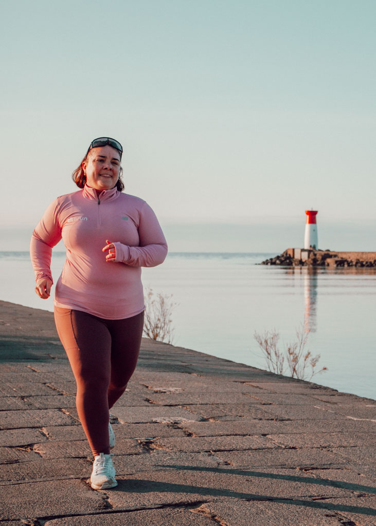 Tenir ses résolutions sportives ne dépend ni d’une motivation sans faille ni d’une discipline extrême, mais de choix simples et répétés dans le temps. En privilégiant des objectifs réalistes, une routine adaptée à ton quotidien et une approche progressive, le sport devient une habitude plutôt qu’une contrainte. Ce sont la constance, la bienveillance envers toi-même et l’adaptation qui transforment une bonne résolution en véritable mode de vie durable.