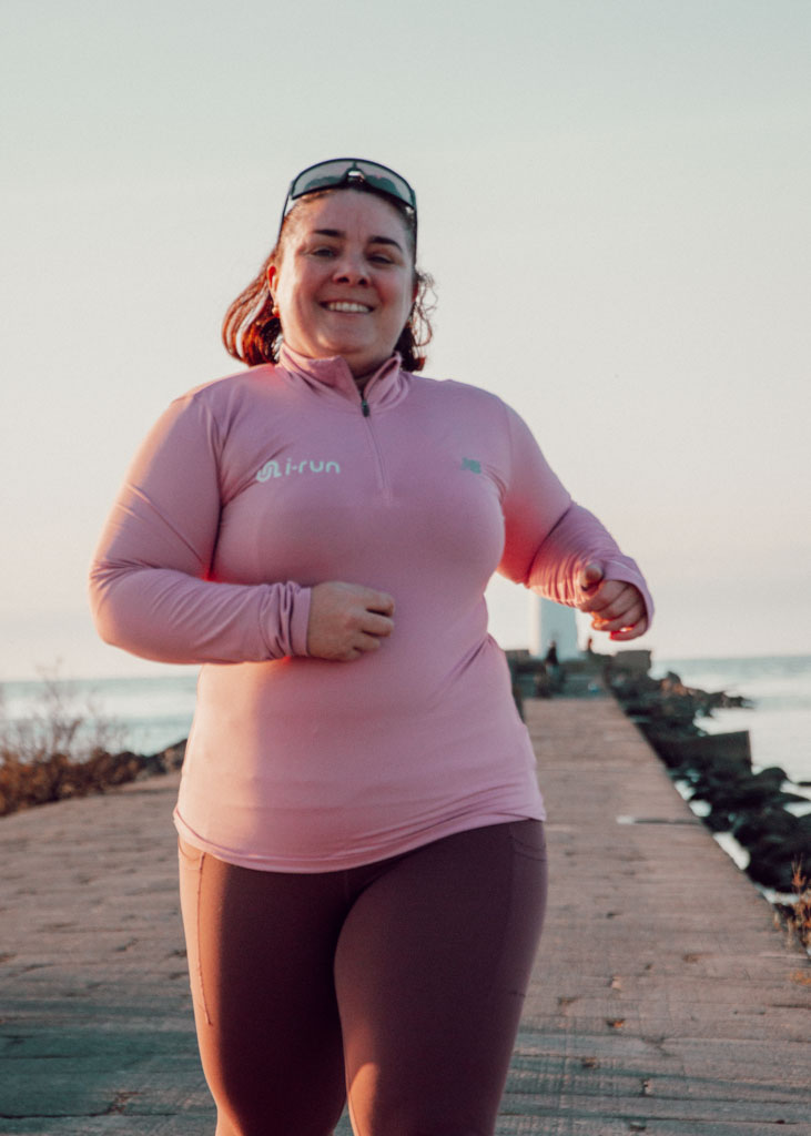 Tenir ses résolutions sportives ne dépend ni d’une motivation sans faille ni d’une discipline extrême, mais de choix simples et répétés dans le temps. En privilégiant des objectifs réalistes, une routine adaptée à ton quotidien et une approche progressive, le sport devient une habitude plutôt qu’une contrainte. Ce sont la constance, la bienveillance envers toi-même et l’adaptation qui transforment une bonne résolution en véritable mode de vie durable.