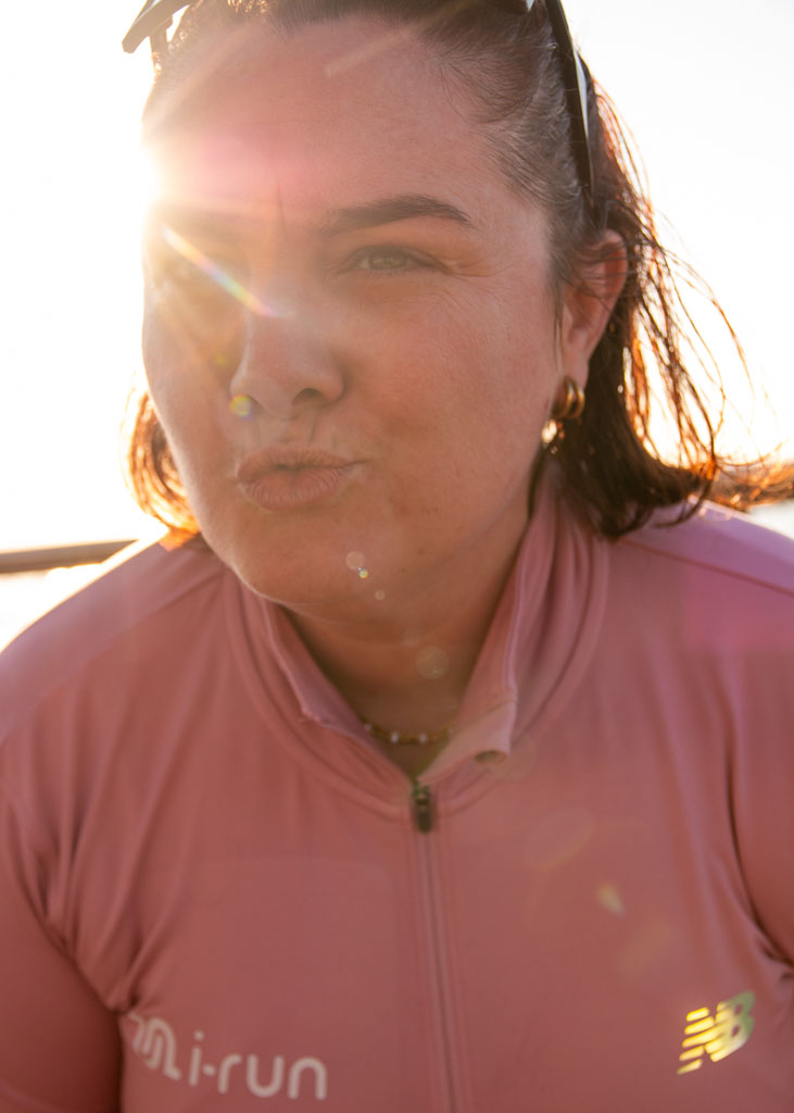 Tenir ses résolutions sportives ne dépend ni d’une motivation sans faille ni d’une discipline extrême, mais de choix simples et répétés dans le temps. En privilégiant des objectifs réalistes, une routine adaptée à ton quotidien et une approche progressive, le sport devient une habitude plutôt qu’une contrainte. Ce sont la constance, la bienveillance envers toi-même et l’adaptation qui transforment une bonne résolution en véritable mode de vie durable.