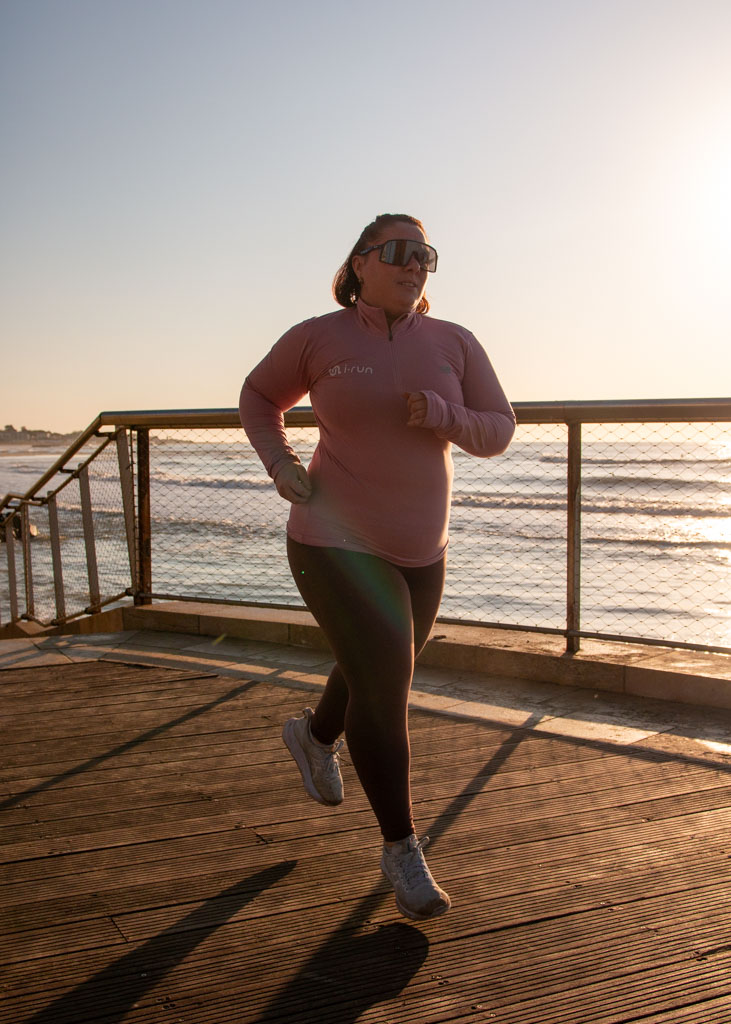 Tenir ses résolutions sportives ne dépend ni d’une motivation sans faille ni d’une discipline extrême, mais de choix simples et répétés dans le temps. En privilégiant des objectifs réalistes, une routine adaptée à ton quotidien et une approche progressive, le sport devient une habitude plutôt qu’une contrainte. Ce sont la constance, la bienveillance envers toi-même et l’adaptation qui transforment une bonne résolution en véritable mode de vie durable.