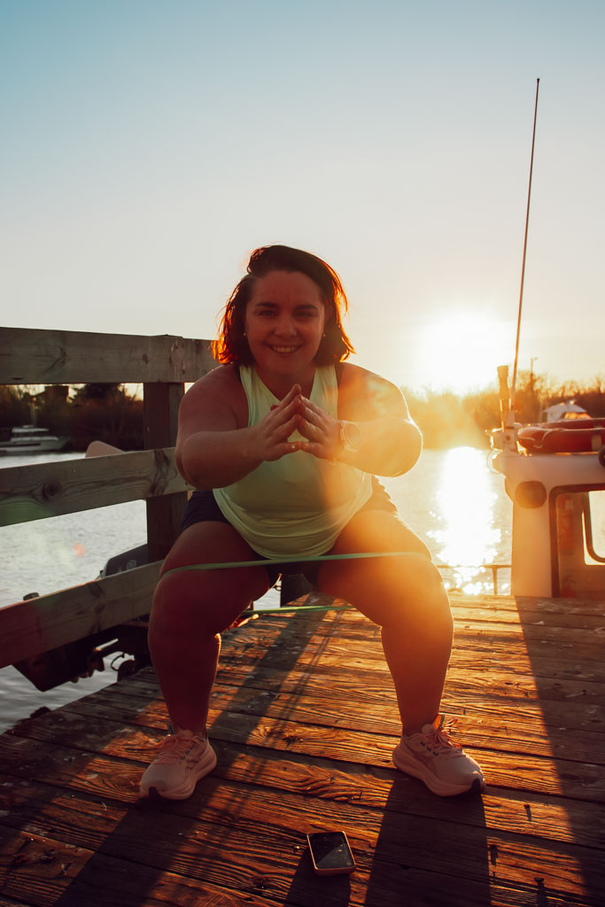 Entre les footings, le fractionné, la sortie longue et parfois le vélo ou la natation, ton planning sportif est déjà bien rempli. Ajouter du renforcement musculaire peut vite ressembler à un casse-tête, voire à une charge supplémentaire difficile à tenir sur la durée. Pourtant, bien intégré à ton entraînement de course à pied, le renfo peut devenir un atout simple et efficace… sans alourdir ta semaine.