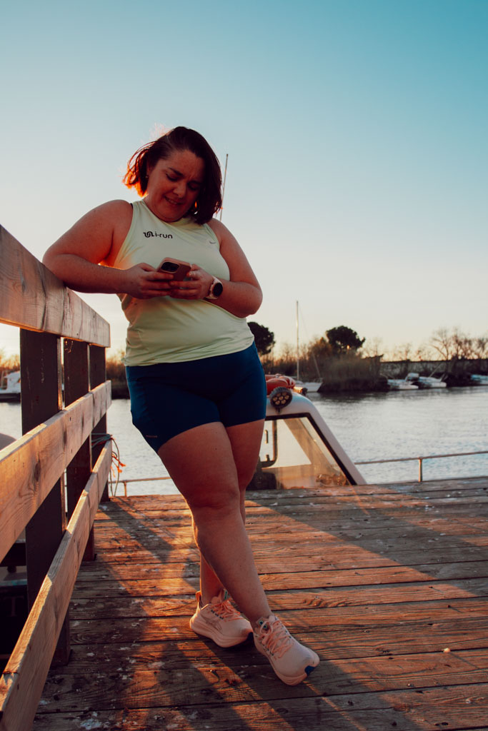 Entre les footings, le fractionné, la sortie longue et parfois le vélo ou la natation, ton planning sportif est déjà bien rempli. Ajouter du renforcement musculaire peut vite ressembler à un casse-tête, voire à une charge supplémentaire difficile à tenir sur la durée. Pourtant, bien intégré à ton entraînement de course à pied, le renfo peut devenir un atout simple et efficace… sans alourdir ta semaine.