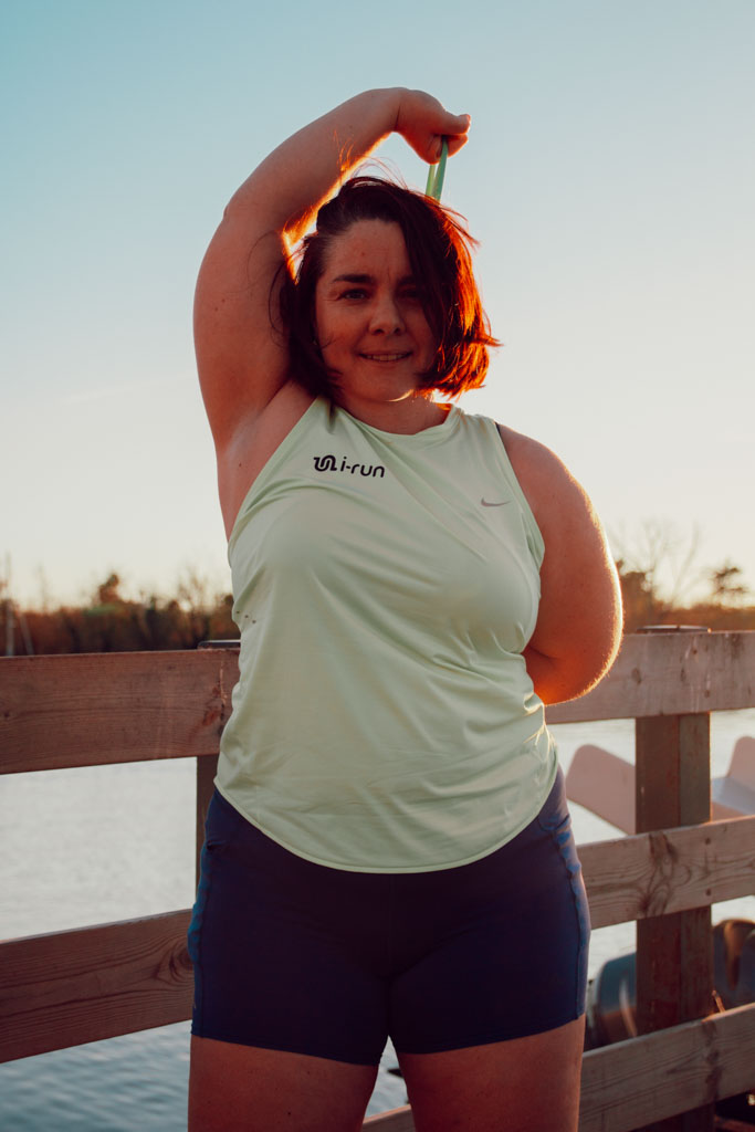 Entre les footings, le fractionné, la sortie longue et parfois le vélo ou la natation, ton planning sportif est déjà bien rempli. Ajouter du renforcement musculaire peut vite ressembler à un casse-tête, voire à une charge supplémentaire difficile à tenir sur la durée. Pourtant, bien intégré à ton entraînement de course à pied, le renfo peut devenir un atout simple et efficace… sans alourdir ta semaine.