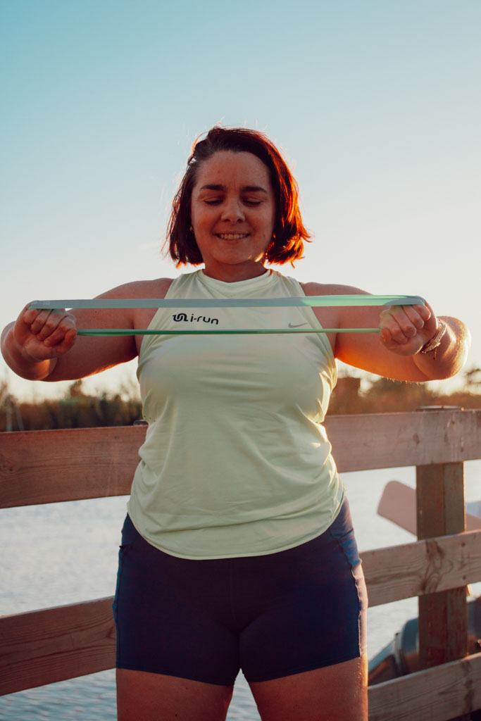 Entre les footings, le fractionné, la sortie longue et parfois le vélo ou la natation, ton planning sportif est déjà bien rempli. Ajouter du renforcement musculaire peut vite ressembler à un casse-tête, voire à une charge supplémentaire difficile à tenir sur la durée. Pourtant, bien intégré à ton entraînement de course à pied, le renfo peut devenir un atout simple et efficace… sans alourdir ta semaine.