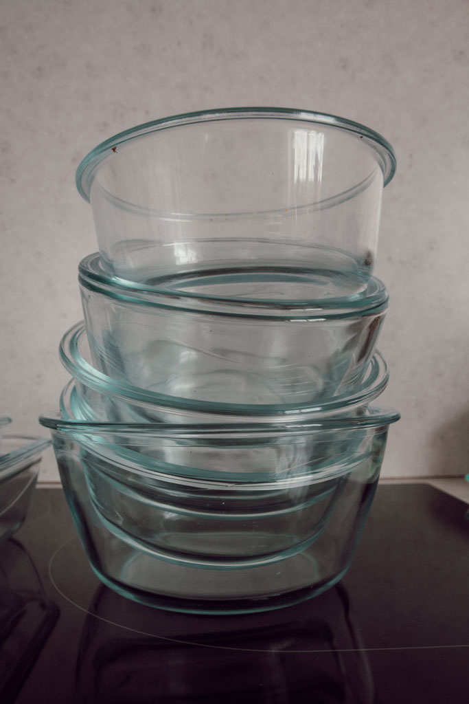 Les perturbateurs endocriniens sont des substances capables d’interagir avec le système hormonal. Lorsqu’on vit avec un SOPK, un lipœdème ou un autre trouble hormonal, il est légitime de s’interroger sur leur impact potentiel. Voici ce que disent réellement les études scientifiques, sans alarmisme et avec des conseils concrets pour réduire ton exposition au quotidien.