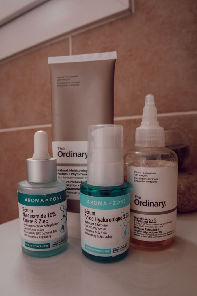 Les perturbateurs endocriniens sont des substances capables d’interagir avec le système hormonal. Lorsqu’on vit avec un SOPK, un lipœdème ou un autre trouble hormonal, il est légitime de s’interroger sur leur impact potentiel. Voici ce que disent réellement les études scientifiques, sans alarmisme et avec des conseils concrets pour réduire ton exposition au quotidien.