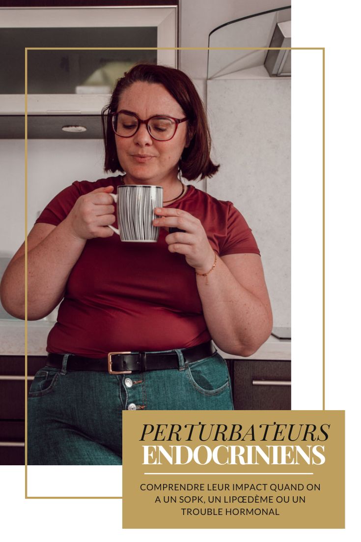 Les perturbateurs endocriniens sont des substances capables d’interagir avec le système hormonal. Lorsqu’on vit avec un SOPK, un lipœdème ou un autre trouble hormonal, il est légitime de s’interroger sur leur impact potentiel. Voici ce que disent réellement les études scientifiques, sans alarmisme et avec des conseils concrets pour réduire ton exposition au quotidien.