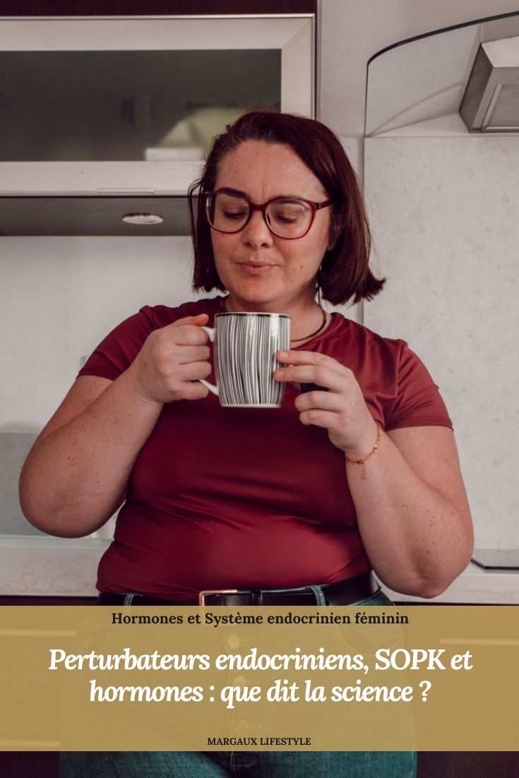 Les perturbateurs endocriniens sont des substances capables d’interagir avec le système hormonal. Lorsqu’on vit avec un SOPK, un lipœdème ou un autre trouble hormonal, il est légitime de s’interroger sur leur impact potentiel. Voici ce que disent réellement les études scientifiques, sans alarmisme et avec des conseils concrets pour réduire ton exposition au quotidien.