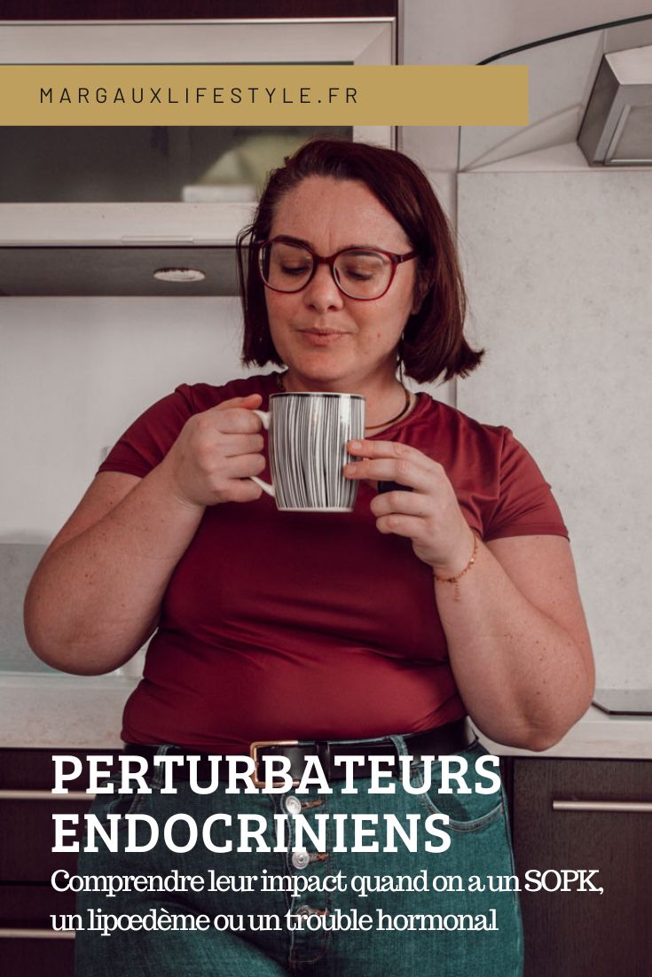 Les perturbateurs endocriniens sont des substances capables d’interagir avec le système hormonal. Lorsqu’on vit avec un SOPK, un lipœdème ou un autre trouble hormonal, il est légitime de s’interroger sur leur impact potentiel. Voici ce que disent réellement les études scientifiques, sans alarmisme et avec des conseils concrets pour réduire ton exposition au quotidien.