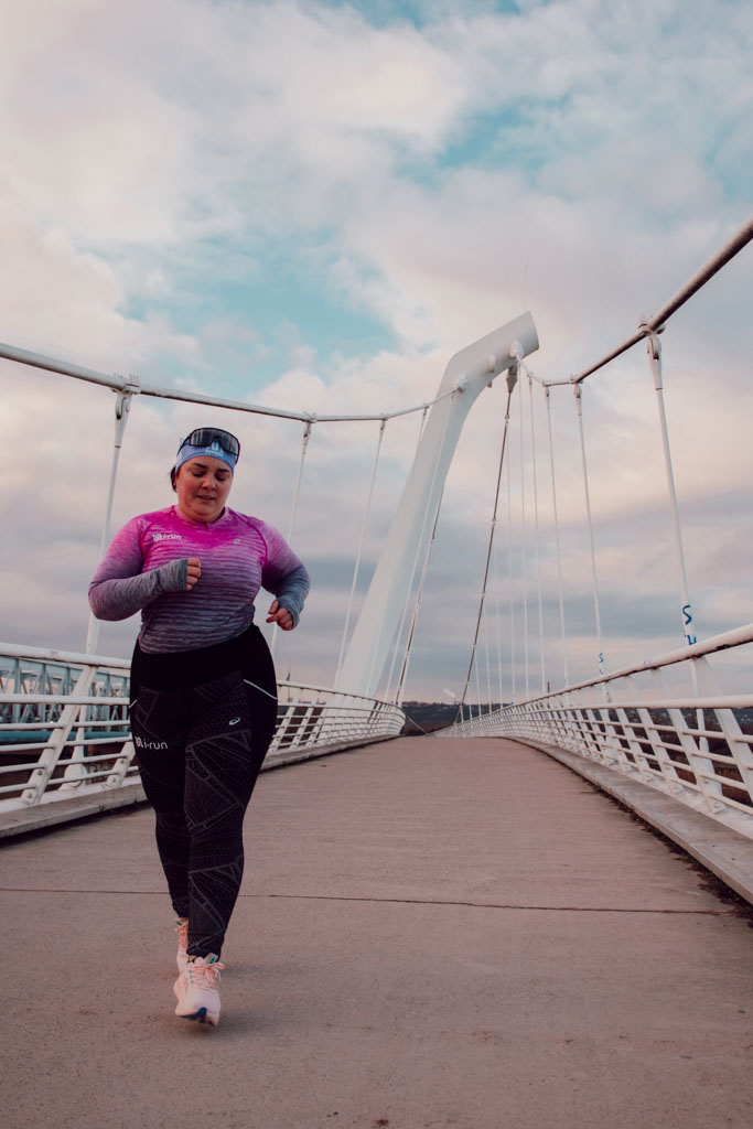 Courir plus ne te fera pas forcément progresser, surtout si la charge d’entraînement dépasse ta capacité de récupération. La progression en course à pied repose sur un équilibre entre volume, intensité et repos, et non sur l’accumulation de kilomètres. Sans structure et sans récupération adaptée, augmenter le nombre de séances peut conduire à la stagnation, voire au surentraînement.