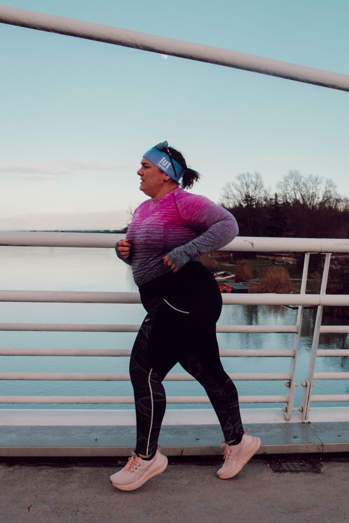 Courir plus ne te fera pas forcément progresser, surtout si la charge d’entraînement dépasse ta capacité de récupération. La progression en course à pied repose sur un équilibre entre volume, intensité et repos, et non sur l’accumulation de kilomètres. Sans structure et sans récupération adaptée, augmenter le nombre de séances peut conduire à la stagnation, voire au surentraînement.