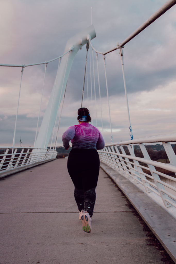 Courir plus ne te fera pas forcément progresser, surtout si la charge d’entraînement dépasse ta capacité de récupération. La progression en course à pied repose sur un équilibre entre volume, intensité et repos, et non sur l’accumulation de kilomètres. Sans structure et sans récupération adaptée, augmenter le nombre de séances peut conduire à la stagnation, voire au surentraînement.