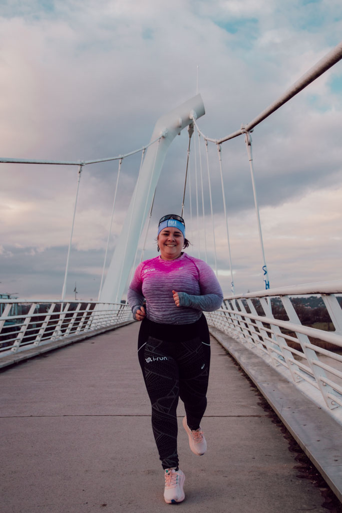 Courir plus ne te fera pas forcément progresser, surtout si la charge d’entraînement dépasse ta capacité de récupération. La progression en course à pied repose sur un équilibre entre volume, intensité et repos, et non sur l’accumulation de kilomètres. Sans structure et sans récupération adaptée, augmenter le nombre de séances peut conduire à la stagnation, voire au surentraînement.