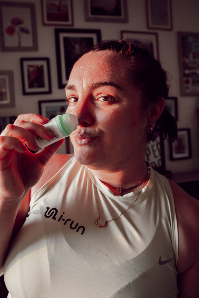 Avec le SOPK, la transpiration peut devenir très localisée, et chez moi, ce sont surtout les mains et les pieds qui sont concernés. Cette sudation excessive n’est pas anodine : elle peut être liée aux déséquilibres hormonaux, à la résistance à l’insuline et à une hyperactivation du système nerveux, fréquentes dans le SOPK. Même si ce symptôme reste peu reconnu, il peut avoir un impact réel sur le quotidien et mérite d’être pris en compte au même titre que les autres manifestations du SOPK.