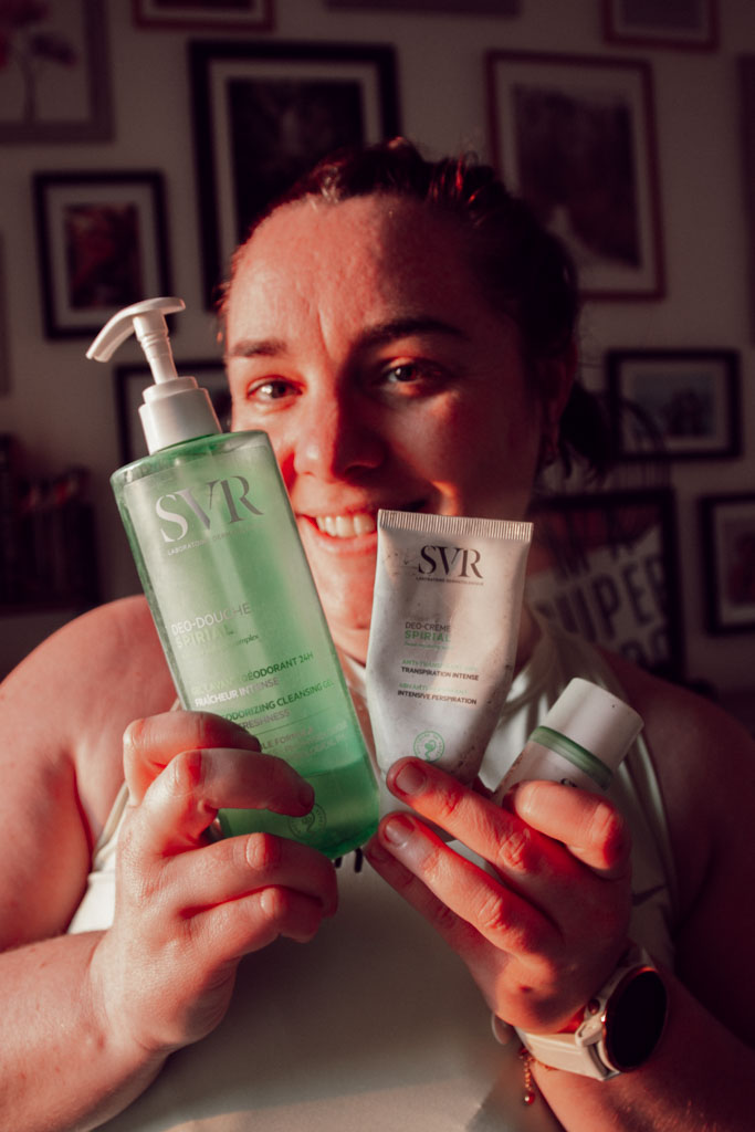 Avec le SOPK, la transpiration peut devenir très localisée, et chez moi, ce sont surtout les mains et les pieds qui sont concernés. Cette sudation excessive n’est pas anodine : elle peut être liée aux déséquilibres hormonaux, à la résistance à l’insuline et à une hyperactivation du système nerveux, fréquentes dans le SOPK. Même si ce symptôme reste peu reconnu, il peut avoir un impact réel sur le quotidien et mérite d’être pris en compte au même titre que les autres manifestations du SOPK.