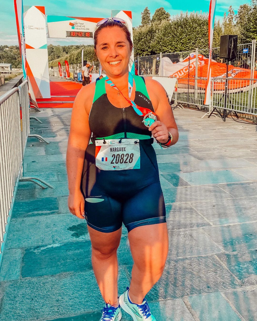 Équilibrer les entraînements entre la natation, le vélo et la course à pied est essentiel pour progresser en triathlon sans s’épuiser. Chaque discipline sollicite le corps différemment, et négliger l’une d’elles ou en surcharger une seule finit souvent par créer de la fatigue, des déséquilibres ou des blessures. Trouver le bon équilibre permet non seulement de mieux performer le jour de la course, mais surtout de s’entraîner avec plus de régularité et de plaisir sur le long terme.