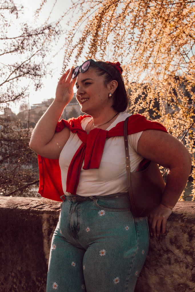 Le cortisol, souvent appelé hormone du stress, est indispensable au bon fonctionnement du corps, notamment pour gérer l’énergie et s’adapter aux situations du quotidien. Contrairement aux idées reçues, un cortisol élevé n’entraîne pas directement une prise de poids, mais peut influencer certains mécanismes liés au stress et au métabolisme. Comprendre le lien entre cortisol, stress et prise de poids permet d’éviter les raccourcis et d’adopter une approche plus globale et adaptée.