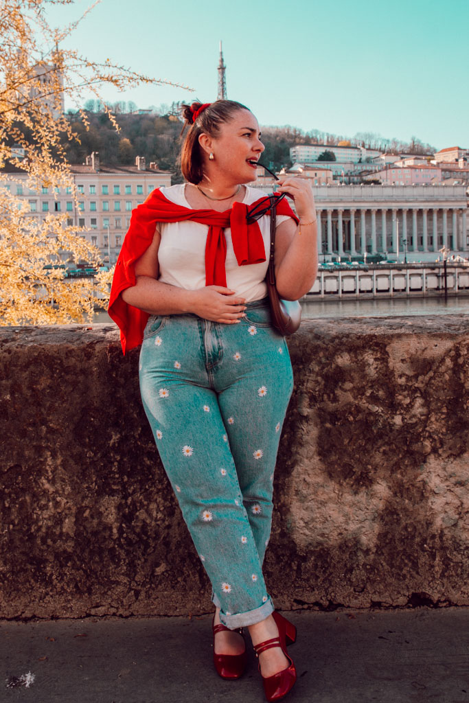 Le cortisol, souvent appelé hormone du stress, est indispensable au bon fonctionnement du corps, notamment pour gérer l’énergie et s’adapter aux situations du quotidien. Contrairement aux idées reçues, un cortisol élevé n’entraîne pas directement une prise de poids, mais peut influencer certains mécanismes liés au stress et au métabolisme. Comprendre le lien entre cortisol, stress et prise de poids permet d’éviter les raccourcis et d’adopter une approche plus globale et adaptée.