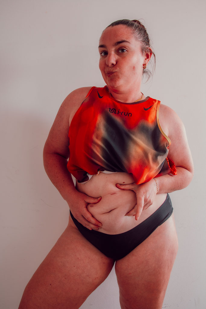 La perte de poids après une sleeve ne repose pas uniquement sur une restriction alimentaire, mais sur un ensemble de mécanismes hormonaux et métaboliques qui modifient en profondeur le fonctionnement du corps. Si les premières semaines sont marquées par une perte rapide liée à une forte diminution des apports, la suite du parcours dépend surtout de la manière dont l’organisme régule l’énergie, les hormones et le métabolisme. Comprendre ces différentes phases permet d’aborder la sleeve avec plus de recul, et surtout sans réduire cette intervention à une simple question de “manger moins”.