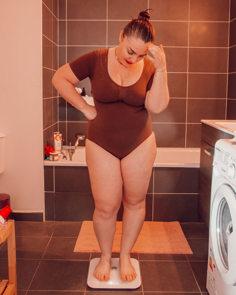 Tu fais attention à ton alimentation, tu bouges, tu fais des efforts… et pourtant, la perte de poids reste difficile car tu as un SOPK. Ce décalage entre ce que tu fais et les résultats que tu obtiens peut être frustrant, voire décourageant. En réalité, ce n’est pas une question de volonté, mais de mécanismes hormonaux et métaboliques souvent invisibles, qui nécessitent une approche différente.