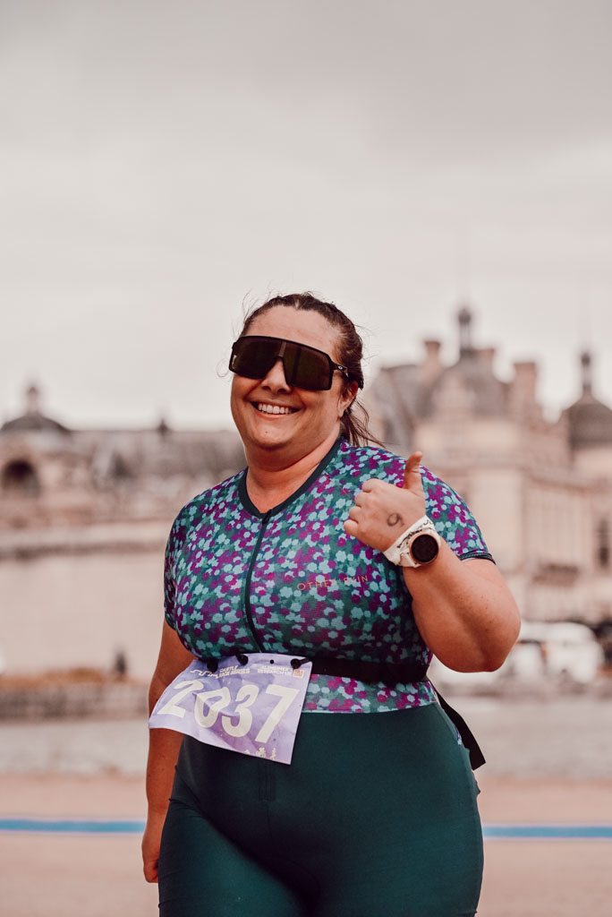 La sensation de jambes lourdes en course à pied est très fréquente en triathlon. Elle apparaît souvent après le vélo, lors de l’enchaînement vélo course à pied, lorsque les muscles et le système nerveux doivent s’adapter rapidement à un nouveau mode de mouvement. Cette transition peut provoquer des jambes dures après le vélo, une foulée moins fluide et une impression de manque de coordination dans les premières minutes. Intégrer régulièrement du brick training permet d’habituer progressivement le corps à cet enchaînement et de réduire durablement ces sensations inconfortables.
