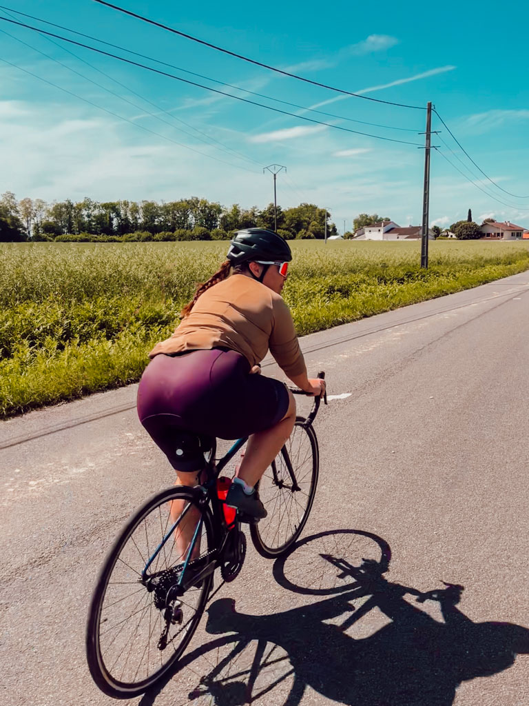 Le sentiment d’insécurité à vélo peut vite prendre toute la place : peur des voitures, doute permanent, impression de ne jamais être vraiment à l’aise. Quand tu es dans cet état, tu n’es pas totalement disponible pour apprendre, progresser ou prendre du plaisir — tu es surtout en train de gérer ton stress. Et au final, ce n’est pas ton niveau qui te freine, mais cette appréhension constante qui t’empêche de rouler de manière fluide et confiante.