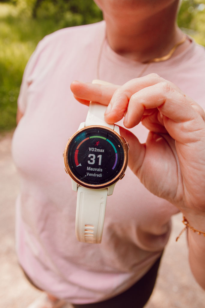 La VO2 max correspond à la quantité maximale d’oxygène que ton corps peut utiliser pendant un effort, et elle est directement liée à ton endurance en course à pied. Plus elle est élevée, plus tu peux soutenir un effort intense longtemps, même si elle ne résume pas à elle seule ton niveau. Bonne nouvelle : avec un entraînement équilibré entre endurance fondamentale et intensité, ta VO2 max peut progresser au fil du temps.