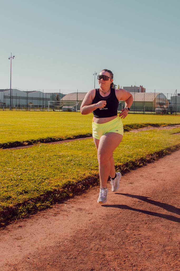 En course à pied, le seuil est une notion essentielle pour comprendre et améliorer ton endurance. Entre seuil lactique et seuil anaérobie, il est pourtant facile de s’y perdre tant ces termes sont souvent utilisés sans être clairement expliqués. Dans cet article, tu vas découvrir simplement ce qu’est le seuil, à quoi il sert et comment l’utiliser concrètement dans ton entraînement.
